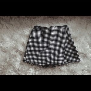 Women’s black and white plaid skort